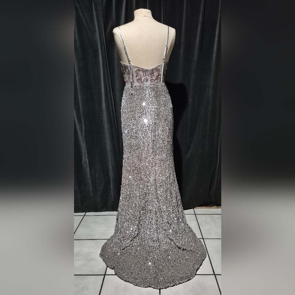 Elegant Sequin Gown with  Bodice - Picture 3 of 9